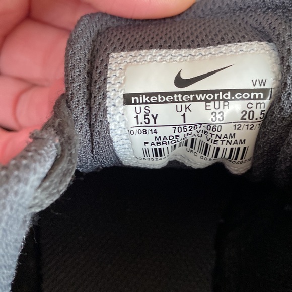 Nike SB tennis shoes. Navy with burgundy swoosh. Size 1.5 - Picture 4 of 5